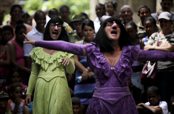 24 hours in pictures: danish street performers in cuba 