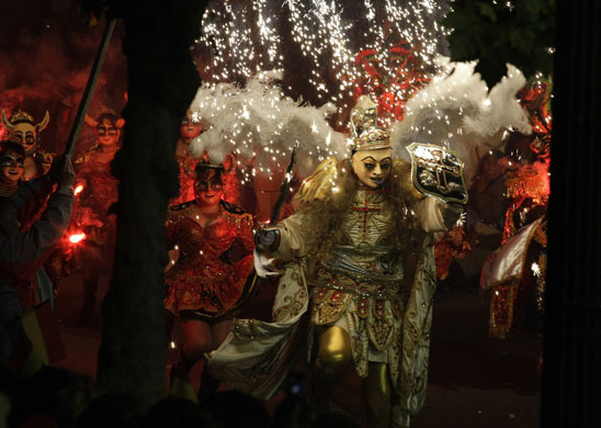 24 hours in pictures: Dance protest against Miss Peru in La Paz