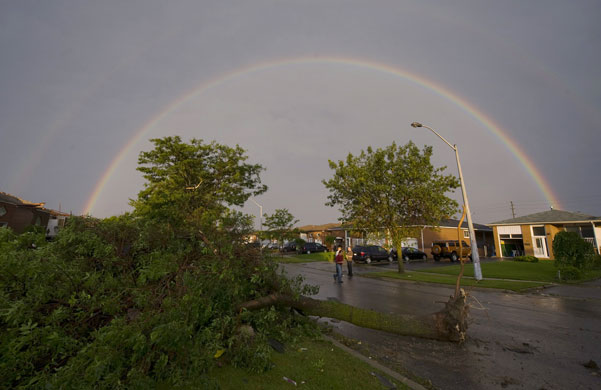 24 hours in pictures: tornado in canada 