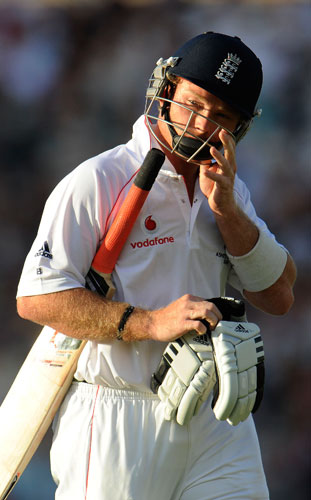 tom ashes day 2: Ian Bell walks off after dismissal
