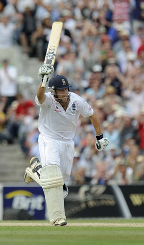 sat 3 ashes:  Jonathan Trott celebrates his 100