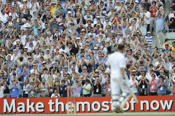 sat 3 ashes: The crowd applaud the century of Jonathon Trott