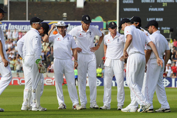 sat 3 ashes: Andrew Strauss gathers his players round him before England start bowling