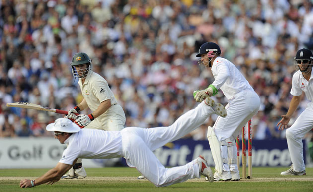 sat 3 ashes: Andrew Strauss dives and fields an edge from Katich off Swann