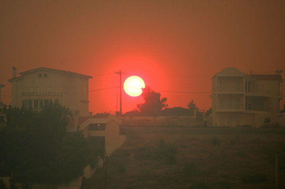 Fires in Greece: The sun rises in the smoky sky over Athens