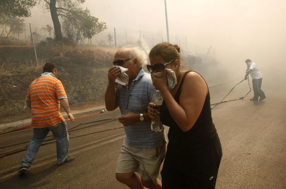 Fires in Greece: Residents flee a burning area in the Pedeli suburb