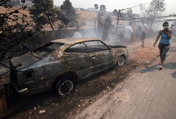 Fires in Greece: Citizens the suburb of Anthusa inspect the damage caused by the fire