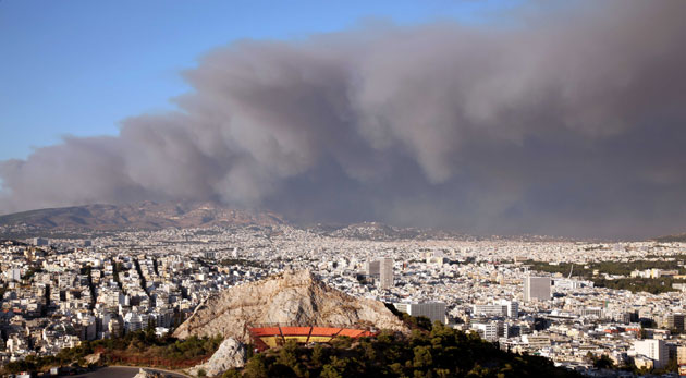 Fires in Greece: Smoke hovers above Athens' northeast suburbs