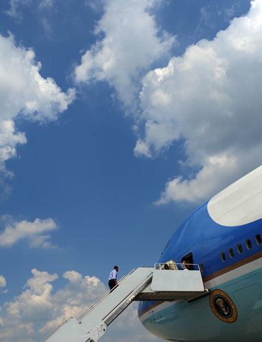 Obama vacation: Barack Obama boards Air Force One