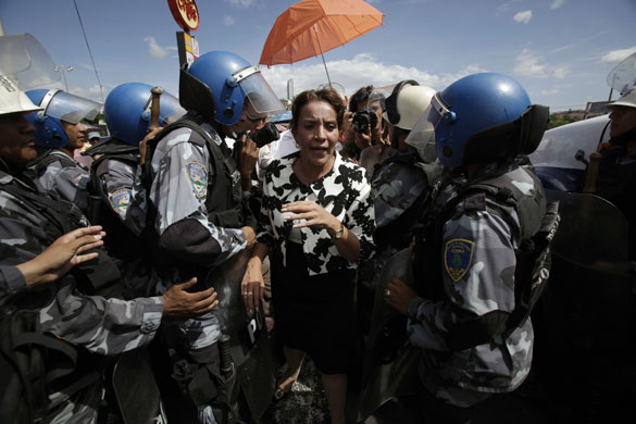 24 hours in pictures: Xiomara Castro de Zelaya passes through police officers