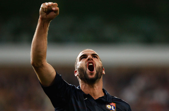 champions league : Olympique Lyon's Lisandro celebrates after scoring his hat trick