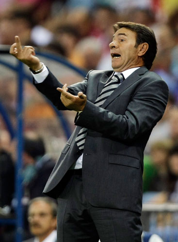champions league : Atletico Madrid coach Abel Resino gestures against Panathinaikos