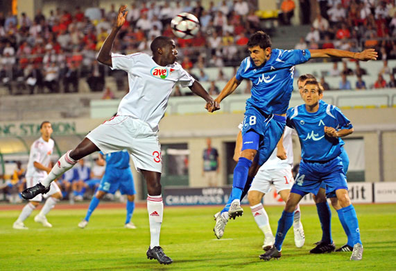 champions league : Georgi Sharmov and Adamo Coulibaly go up for a header