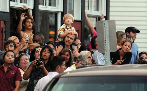 Obama vacation: People try to catch a glimpse of Barack Obama