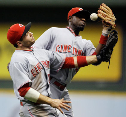 24sport: Joey Votto and Brandon Phillips go for the same ball