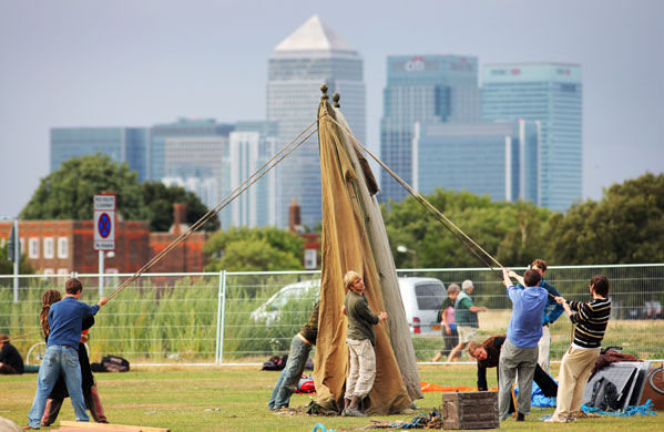 Camp for Climate Action : Climate change protesters set up camp on Blackheath green, London