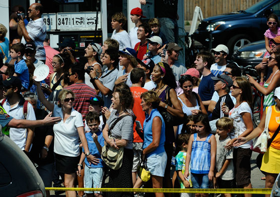 Obama holiday: Spectators try to get a view of Barack Obama and his family