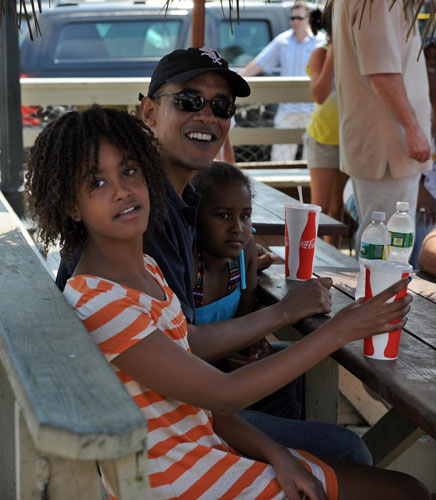 Obama holiday: Barack Obama and his daughters Maila and Sasha wait for their lunch