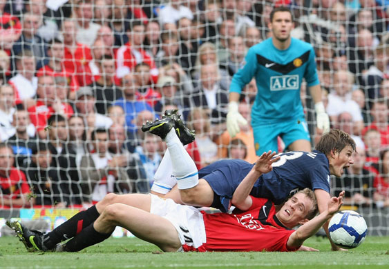premier league: Andrey Arshavin is tackled by Darren Fletcher
