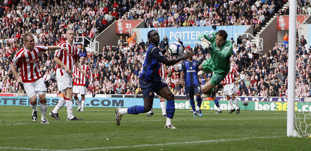 premier league: Sunderland's Kenwyne Jones can't reach the ball