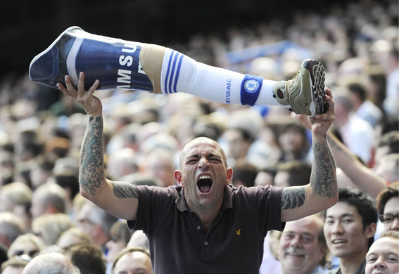 premier league: Chelsea fan with false leg