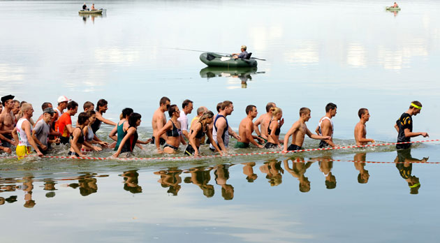 24 hours in pictures : Extreme running at lake Minskoe Belarus