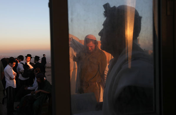 24 hours in pictures : Jewish settlers wear praying shawls and phylacteries 