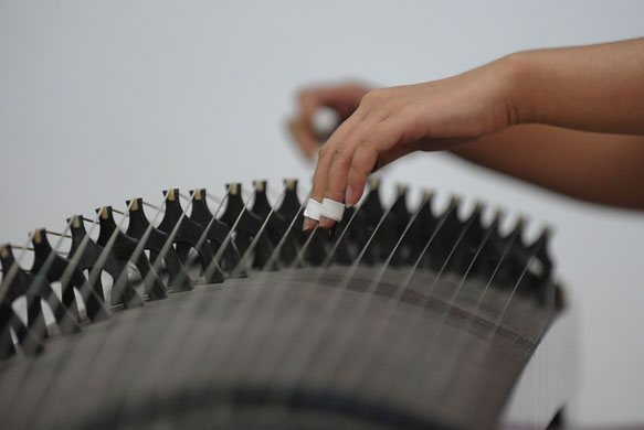 24 hours in pictures : chinese student palys the guzheng 