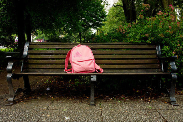 I see, you don't see: A pink rucksack on a park bench