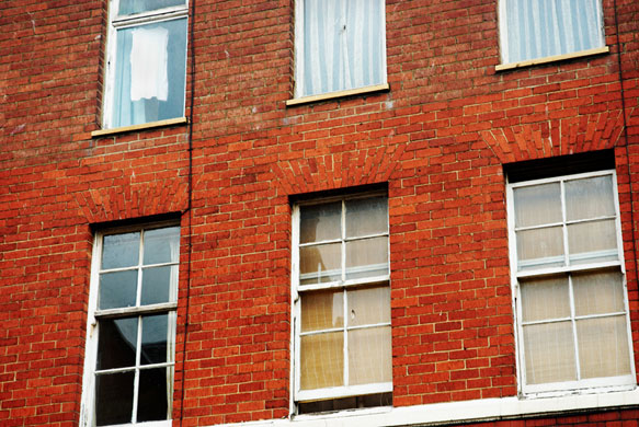I see, you don't see: Facade showing windows of an urban terraced house