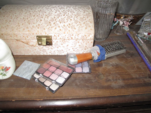 Jaycee Dugard kidnapping: Make-up and a hairbrush in Jaycee's hideaway