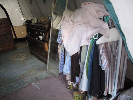 Jaycee Dugard kidnapping: Clothes stored on rails in the tent
