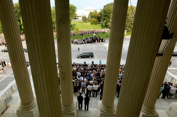 24 hours in pictures: Ted Kennedy Makes Final Trip To Washington For Burial At Arlington Cemetery