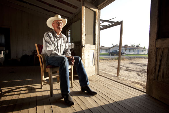 route 66 : Earl Shelton in the old Weedpatch Migrant Workers camp, Lamont, California