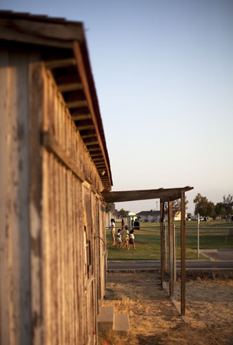 route 66 : Mexican children next to the old Weedpatch Migrant Workers camp