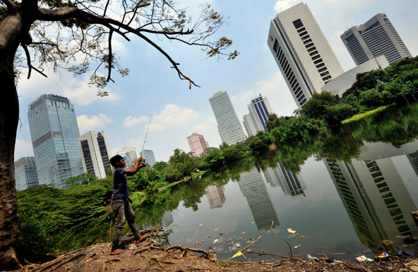 24 hours: urban fishing in Jakarta, Indonesia