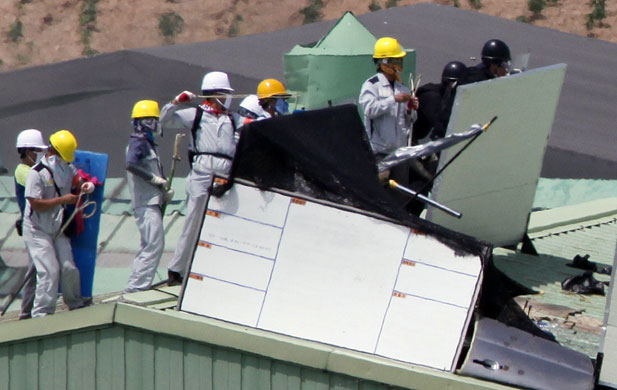 Ssonyang motors seige: Ssangyong Motor's management use a catapult to attack striking workers