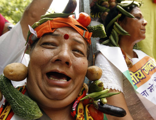 24 hours in pictures : vegetable protest in New Delhi
