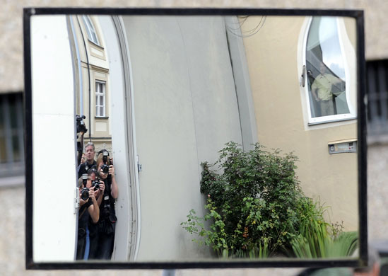 24 hours in pictures : Photographers try to snap arms dealer Karlheinz Schreiber in Augsburg  