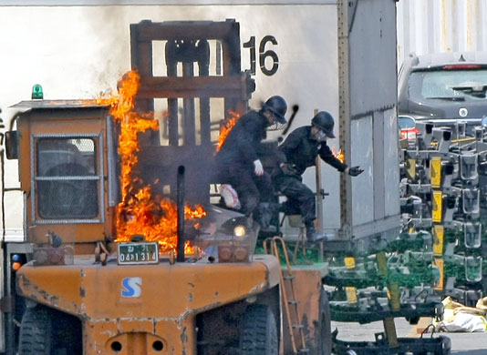 Ssangyong Motors: violent strike at Ssangyong Motors continues