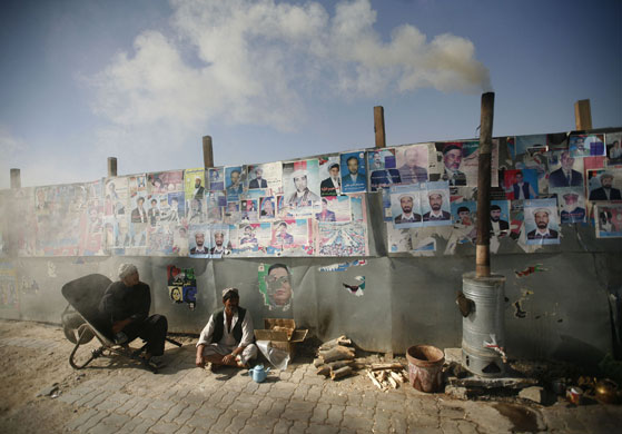5 August 2009: Kabul, Afghanistan: A tea seller waits for customers