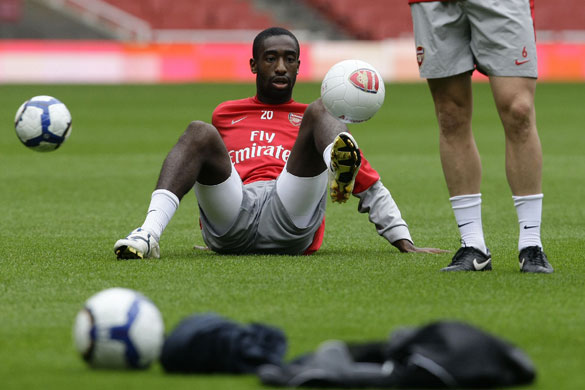 24sport: Arsenal's Djourou controls a ball