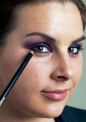 Lauren Luke: Lauren Luke applies eye pencil