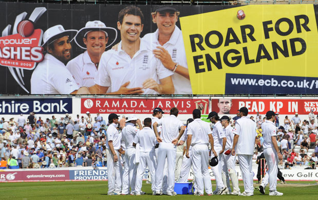 Tom Ashes 4th test day 2: England team have a drinks break