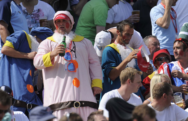 Tom Ashes 4th test day 2: One of the seven dwarfs enjoys a beer in the sun.