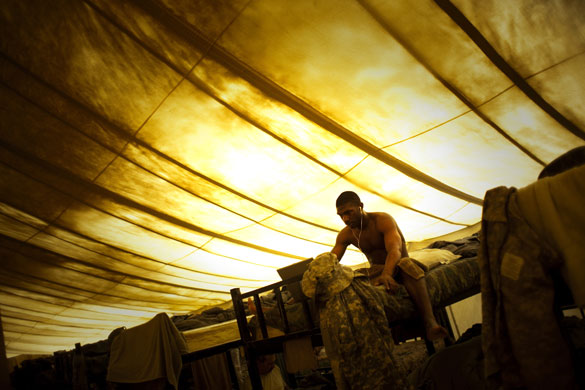 24 hours : Spin Boldak, Afghanistan: A US soldier watches a movie at his laptop 