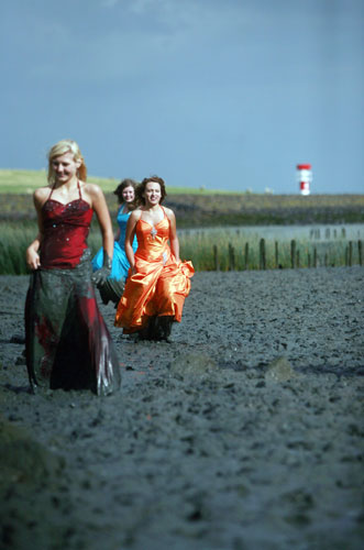Mudflat: Brunsbuettell: Women models after the mudflat football match