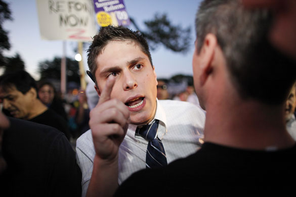 1 September 2009: Skokie, US: People argue over the health care reform issue