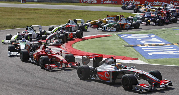 Italian Grand Prix 2009: Lewis Hamilton leads Kimi Raikkonen and the rest of he pack into turn one