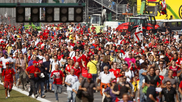 Italian Grand Prix 2009: A crowd enters the track at the end of the Italian F1 Grand Prix 